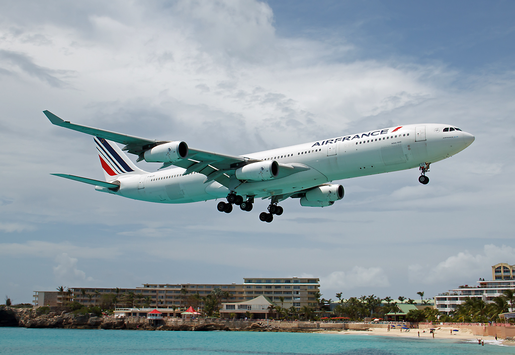 Air France A340 über Maho Beach