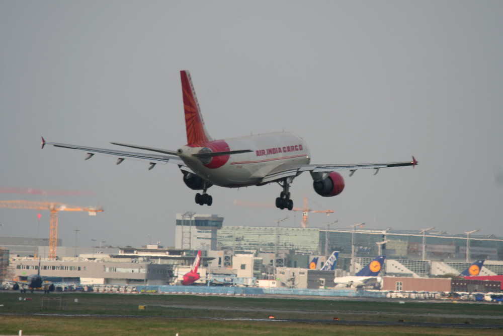 AIR India Cargo bei der Landung