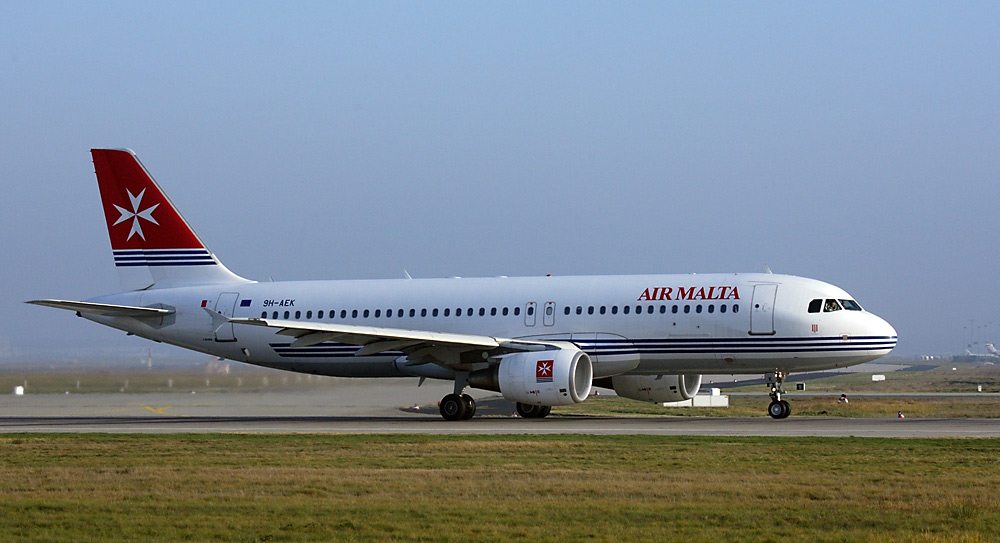 AIR MALTA 9H-AEK