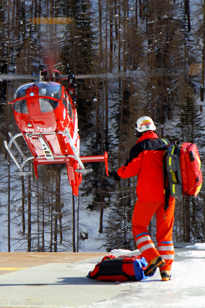 Air-Zermatts "Echo Fox" landed kurz für ein "pick-up".