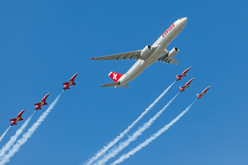 AIR14 - PATROUILLE SWISS eskortiert Airbus 320