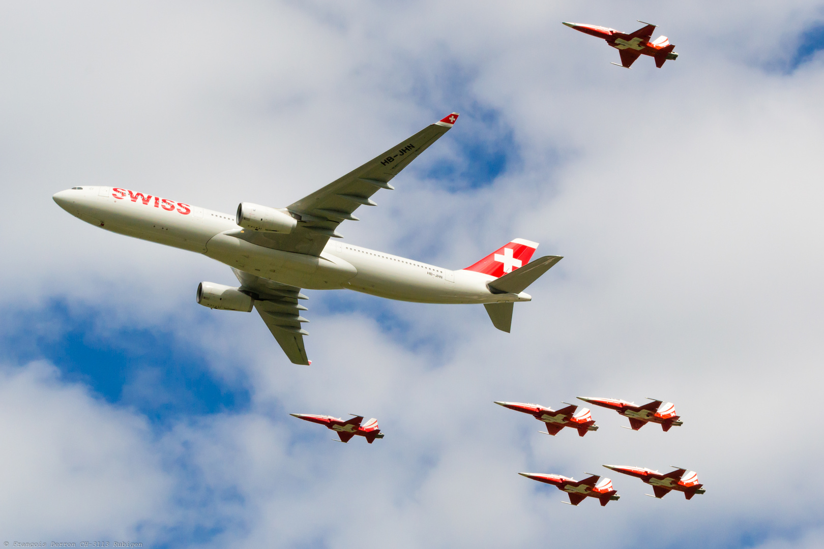 Air14 Payerne / Eine Swiss A-330 begleitet von der Patrouille Suisse