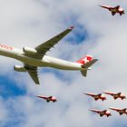 Air14 Payerne / Eine Swiss A-330 begleitet von der Patrouille Suisse