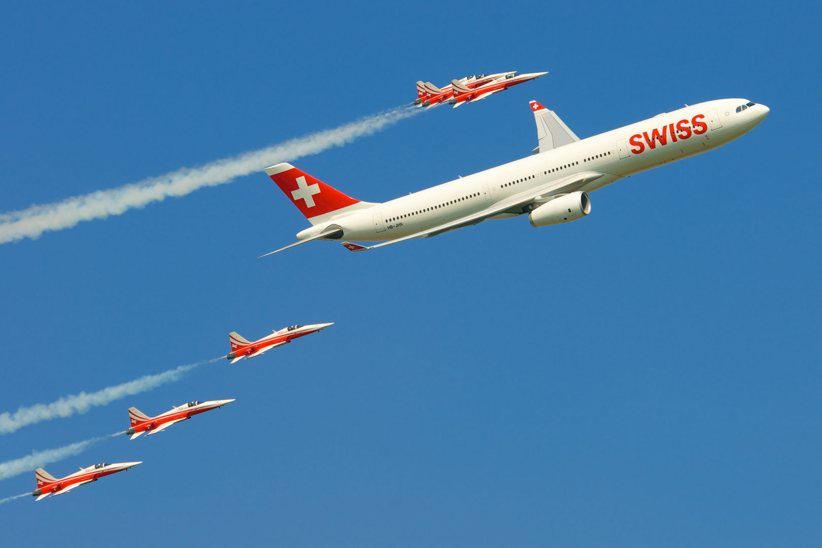 AIR14 - SWISS A330 & Patrouille Suisse