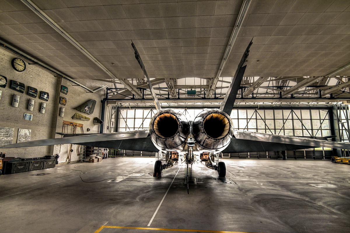 Airbase Meiringen im Herbst F 18 im Hangar