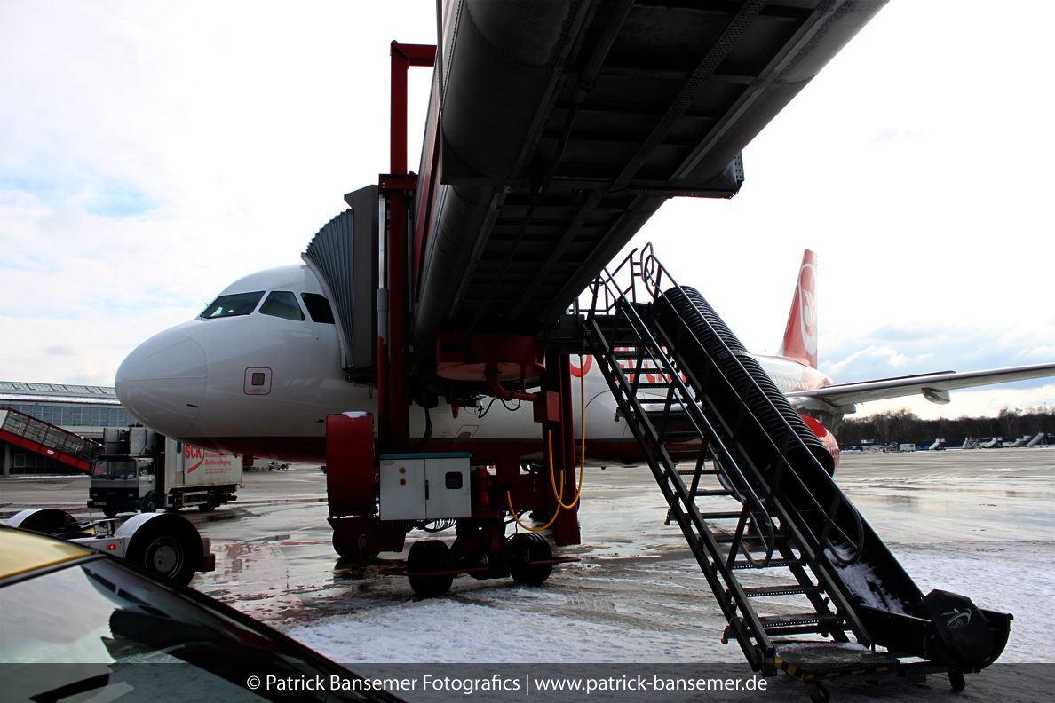 airberlin D-ABDX am Gate