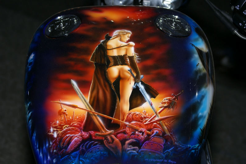 Airbrush auf einem Harley-Tank