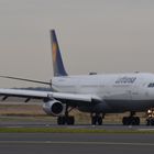 AIRBUS A-340 - 300 Lufthansa auf dem Weg zur Stratbahn