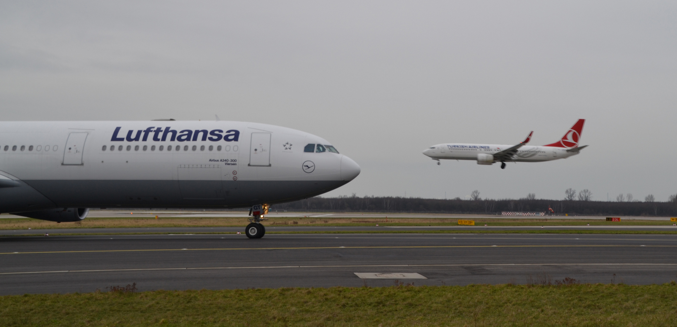 Airbus A 340 300 Meets Boeing 737 800 Foto Bild