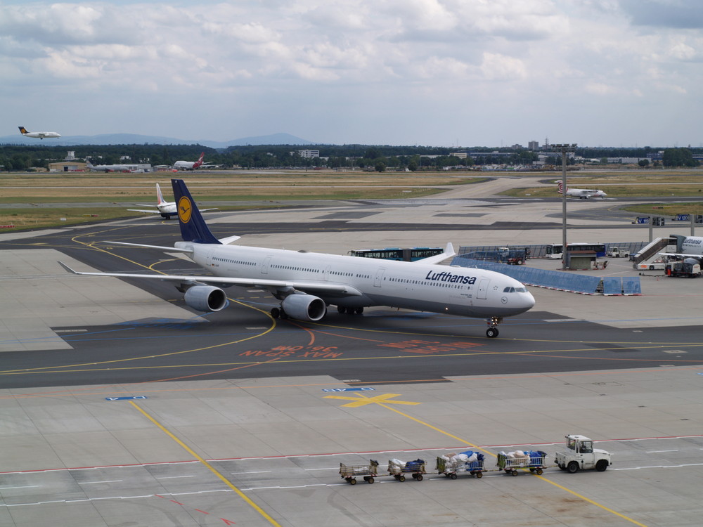 AIRBUS A 340-600 LUFTHANSA