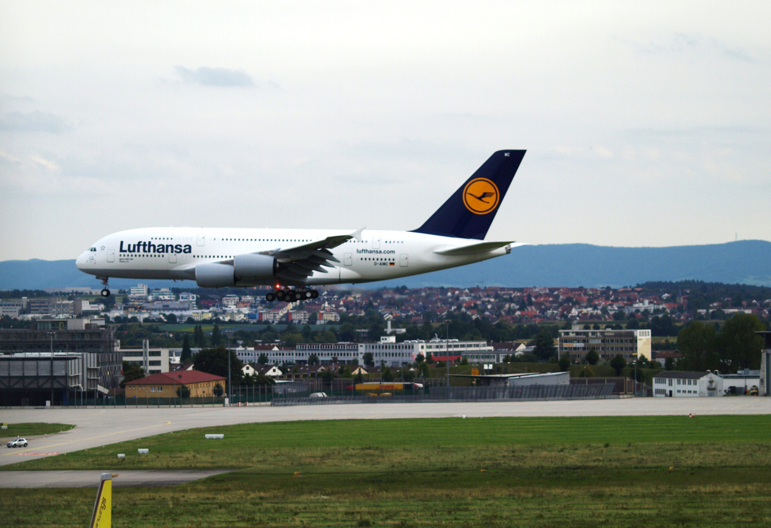 Airbus A 380 - 800 am 02.09.2010 bei der Landung auf dem Flughafen Stuttgart...