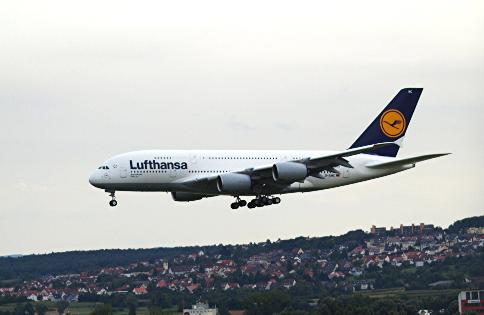 Airbus A 380 - 800 am 02.09.2010 bei der Landung auf dem Flughafen Stuttgart...