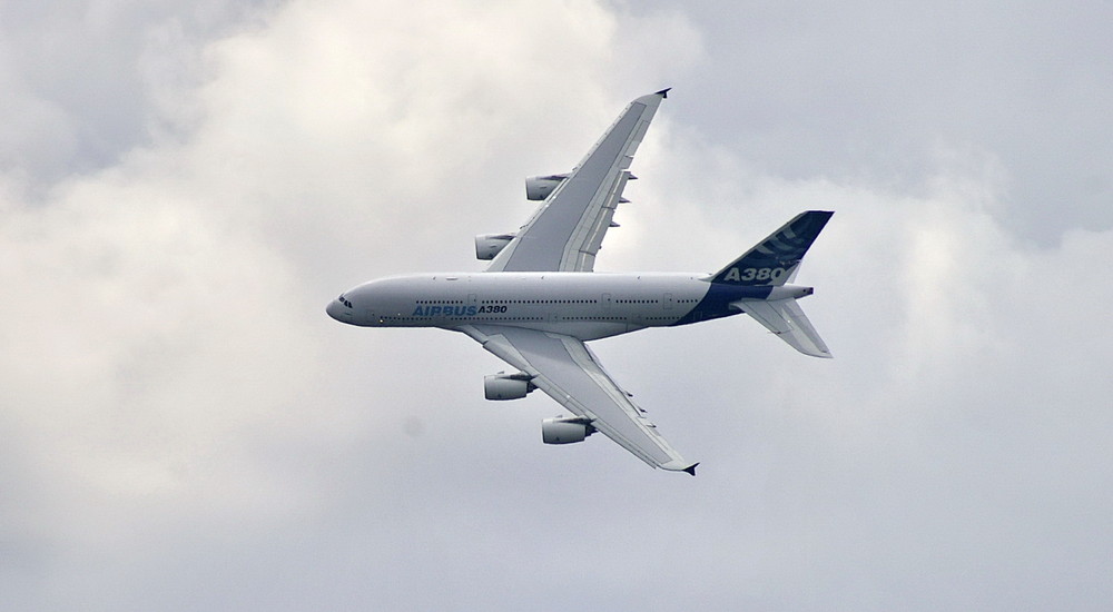 Airbus A 380-800 fliegt Linkskurve