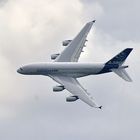 Airbus A 380-800 fliegt Linkskurve