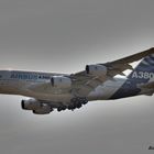 Airbus A-380 beim Landeanflug