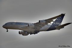 Airbus A-380 beim Landeanflug