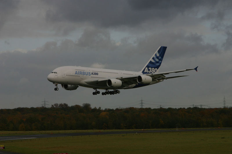 Airbus A 380 im Anflug