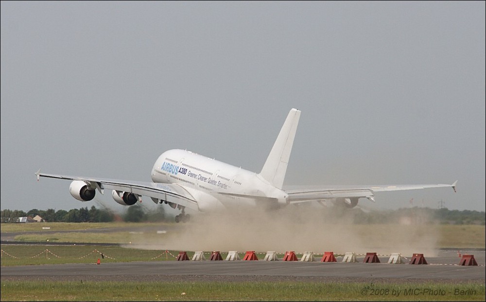 Airbus A-380 powerd by 4-off Trent-900 Rolls-Royce Turbofan Engines