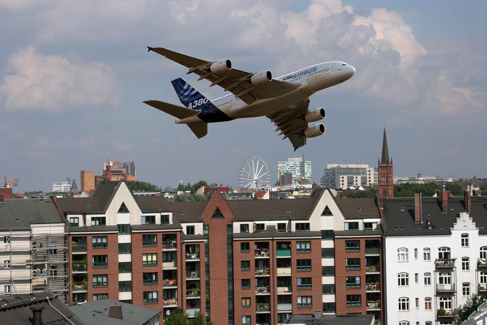 Airbus A 380 über Hamburg