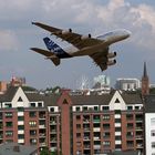 Airbus A 380 über Hamburg