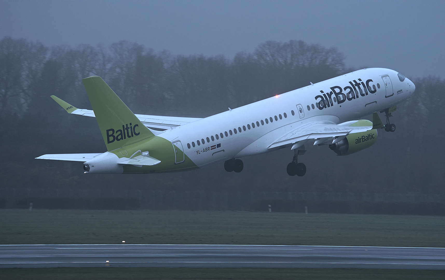  Airbus A220-300 - Air Baltic 