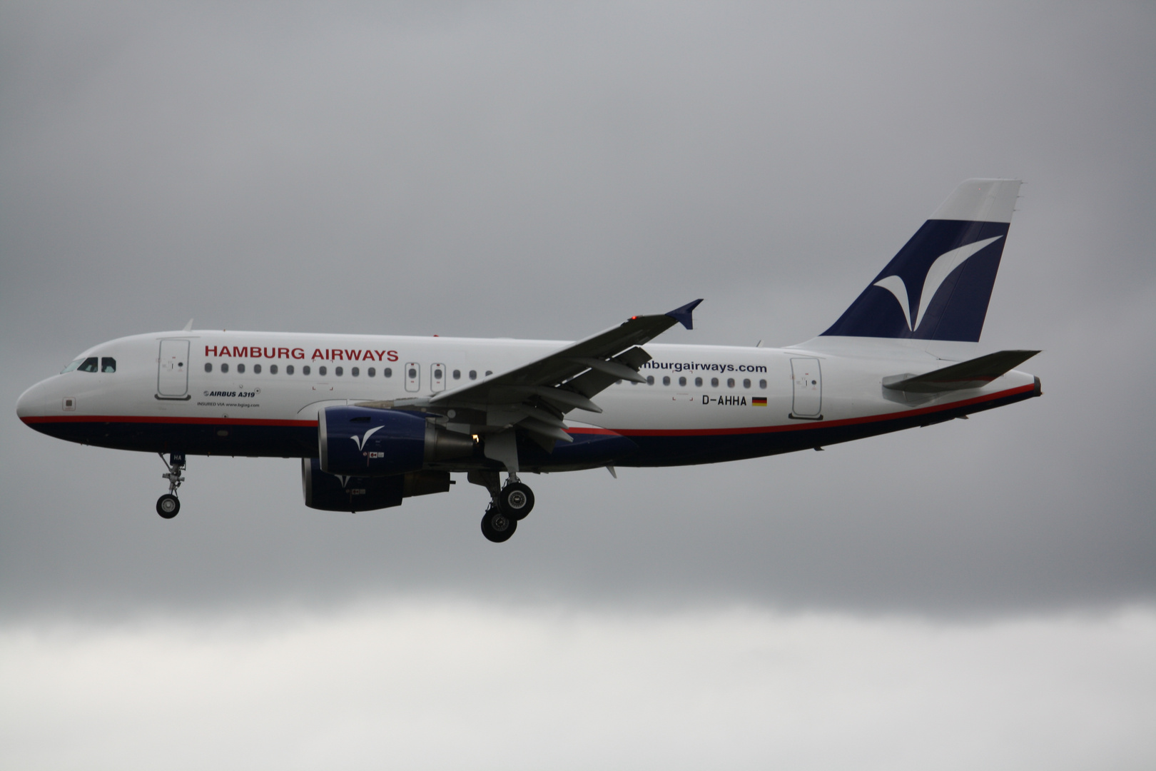 Airbus A319 Reg:D-AHHA von Hamburg-Airways im Endanflug auf HAM