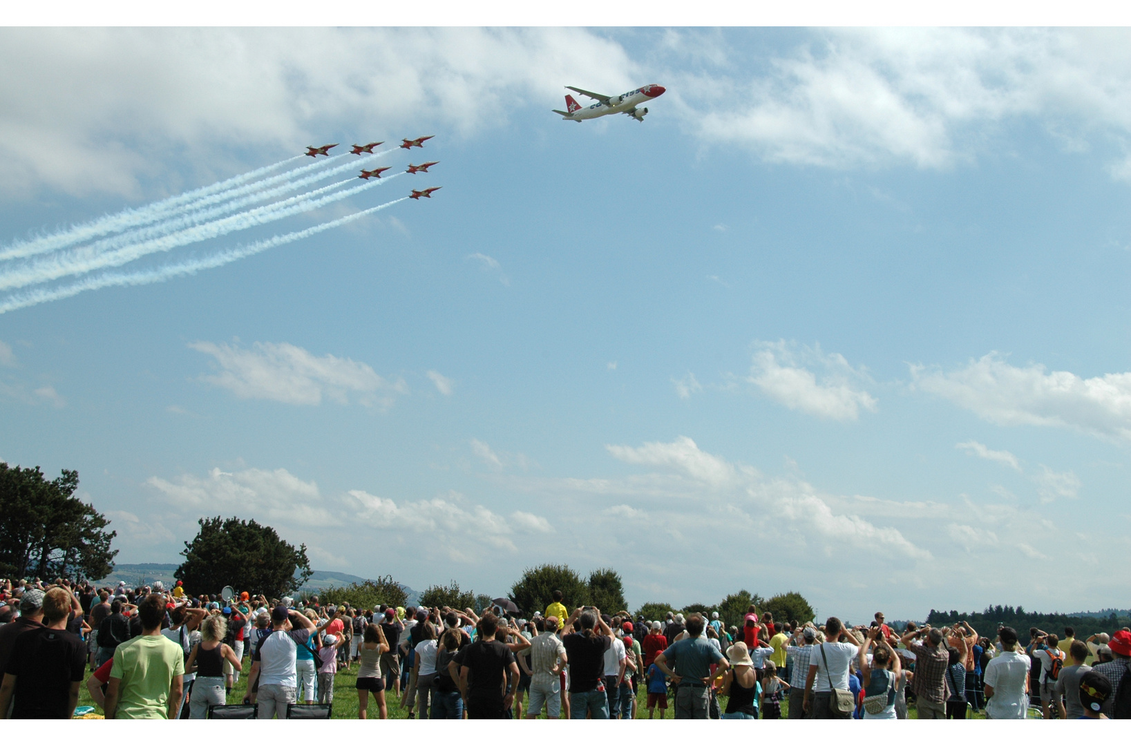 Airbus A320 der Edelweiss in Formation mit der Patrouille Suisse | 1