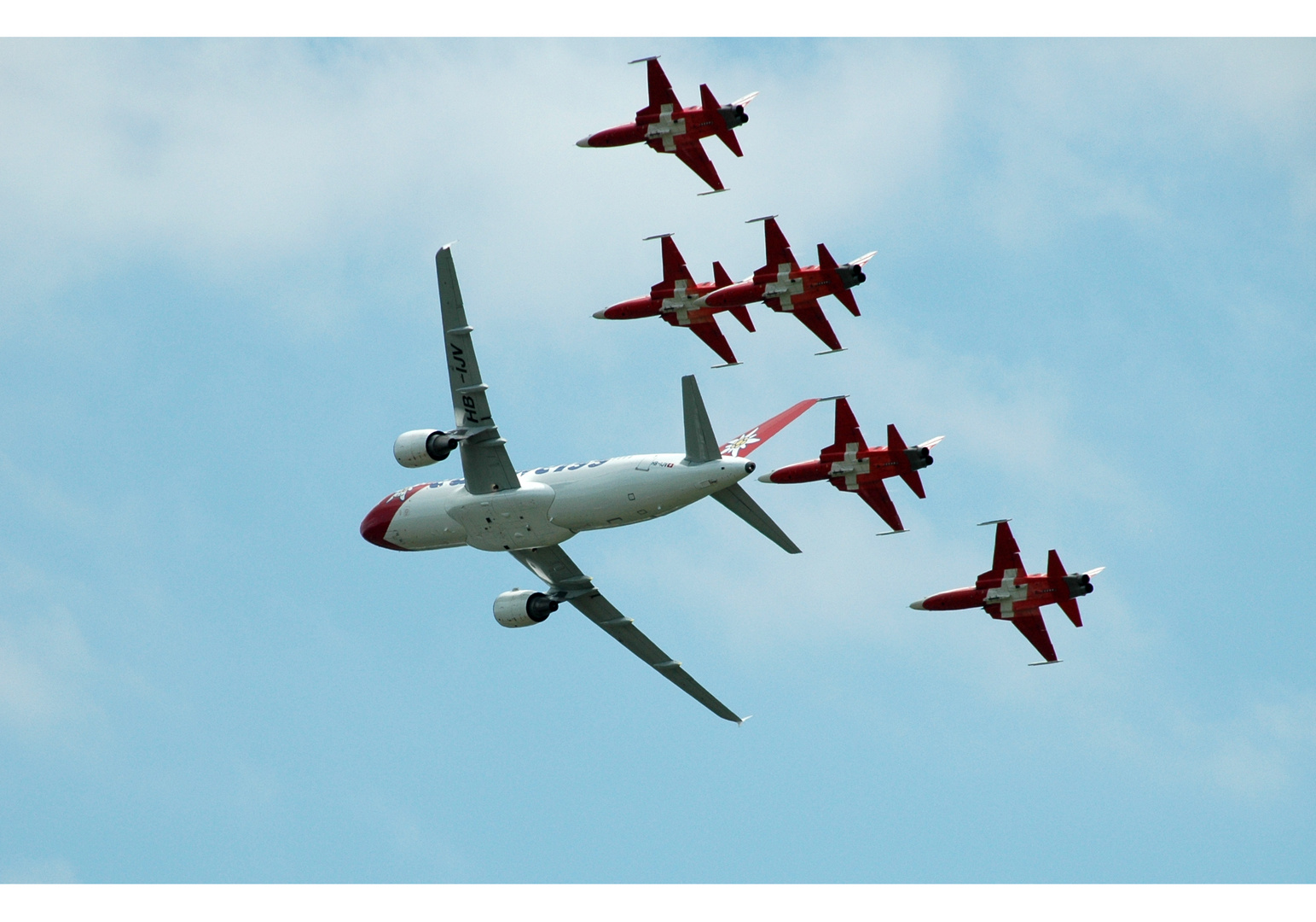 Airbus A320 der Edelweiss in Formation mit der Patrouille Suisse | 2