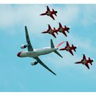 Airbus A320 der Edelweiss in Formation mit der Patrouille Suisse | 2