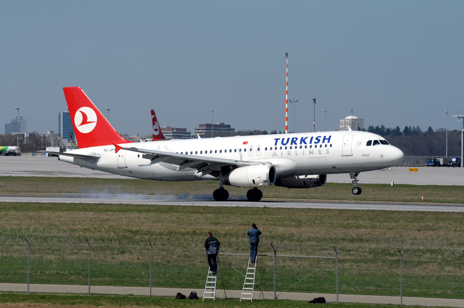 Airbus A320 Turkish Airlines Touchdown