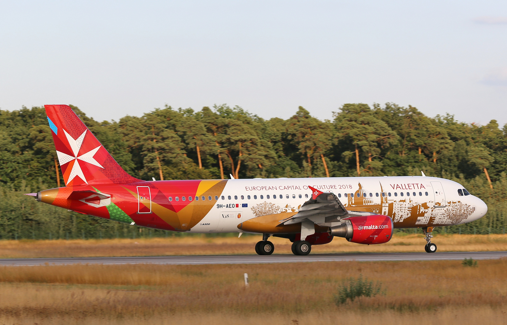 Airbus A320 Valetta Startbahn West  Frankfurt