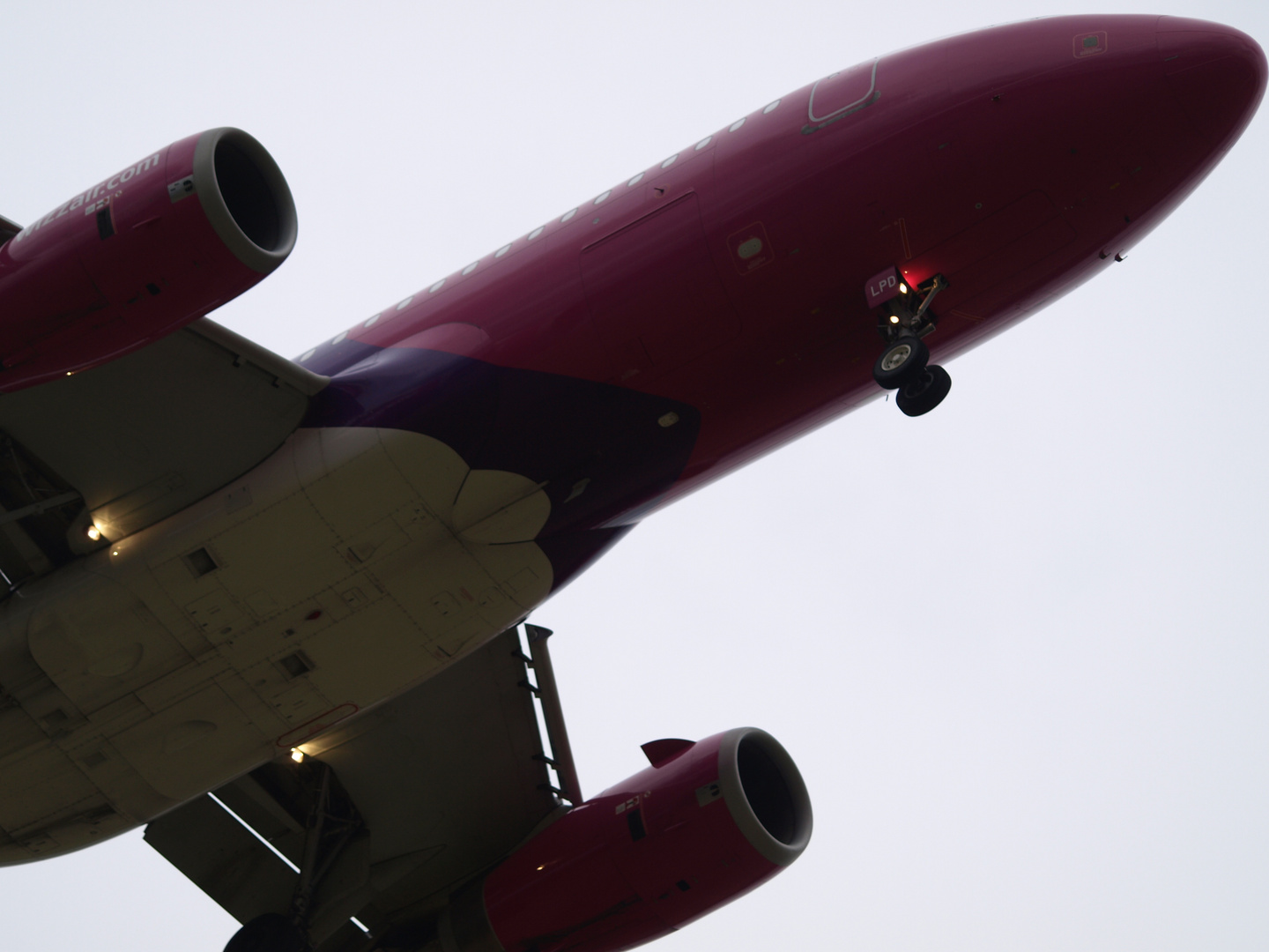 Airbus A320 Wizzair kurz vorm Aufsetzen am Flughafen Frankfurt-Hahn