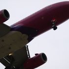 Airbus A320 Wizzair kurz vorm Aufsetzen am Flughafen Frankfurt-Hahn