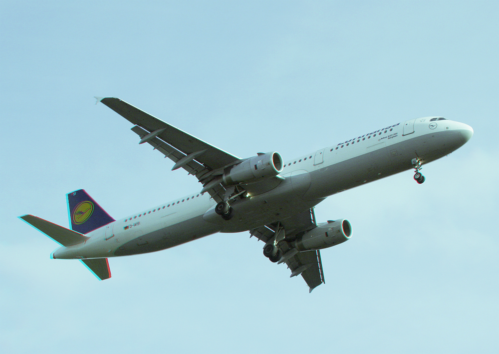 Airbus A321-200 im Landeanflug (Farbanaglyphe rot/cyan)