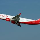 Airbus A330-200 beim Start in Düsseldorf.