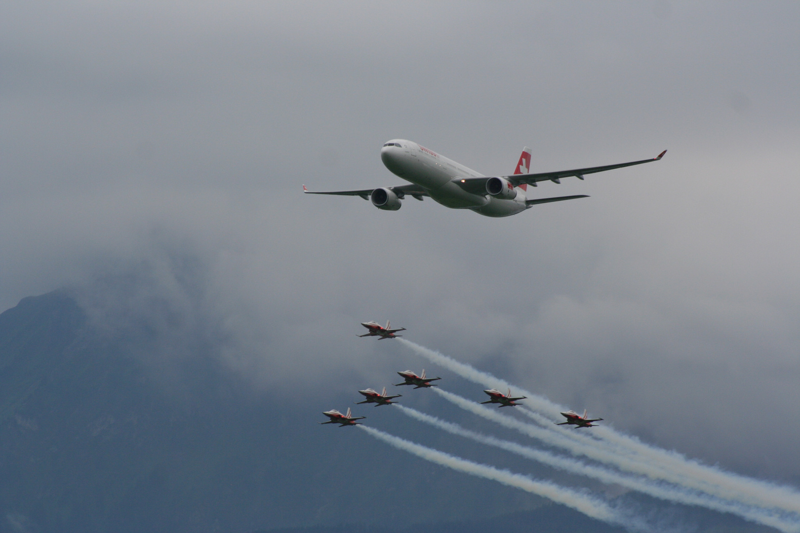 Airbus A330-300 mit Begleitung der Patrouille Suisse