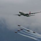 Airbus A330-300 mit Begleitung der Patrouille Suisse