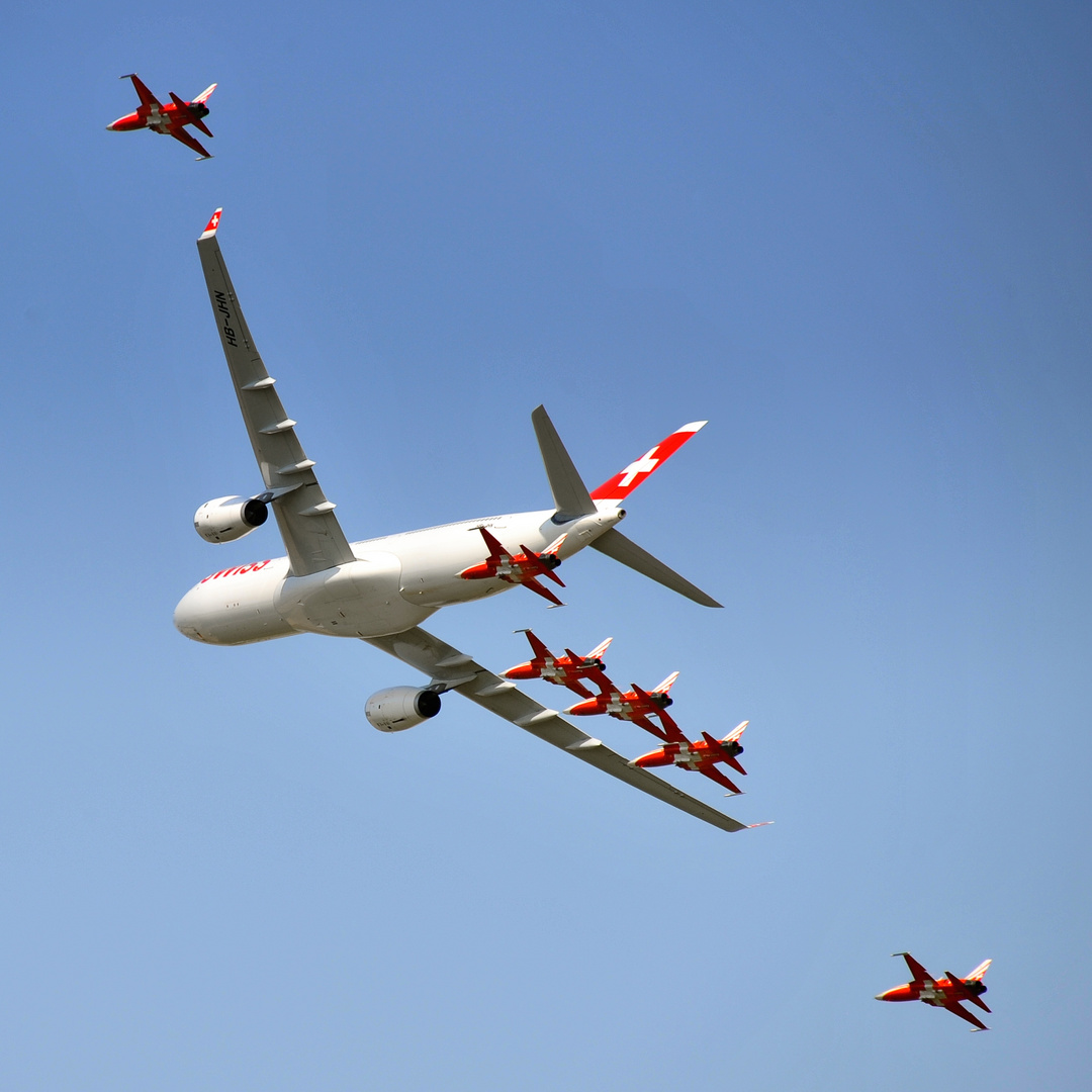 Airbus A330-343 HB-JHN mit prominenter Begleitung