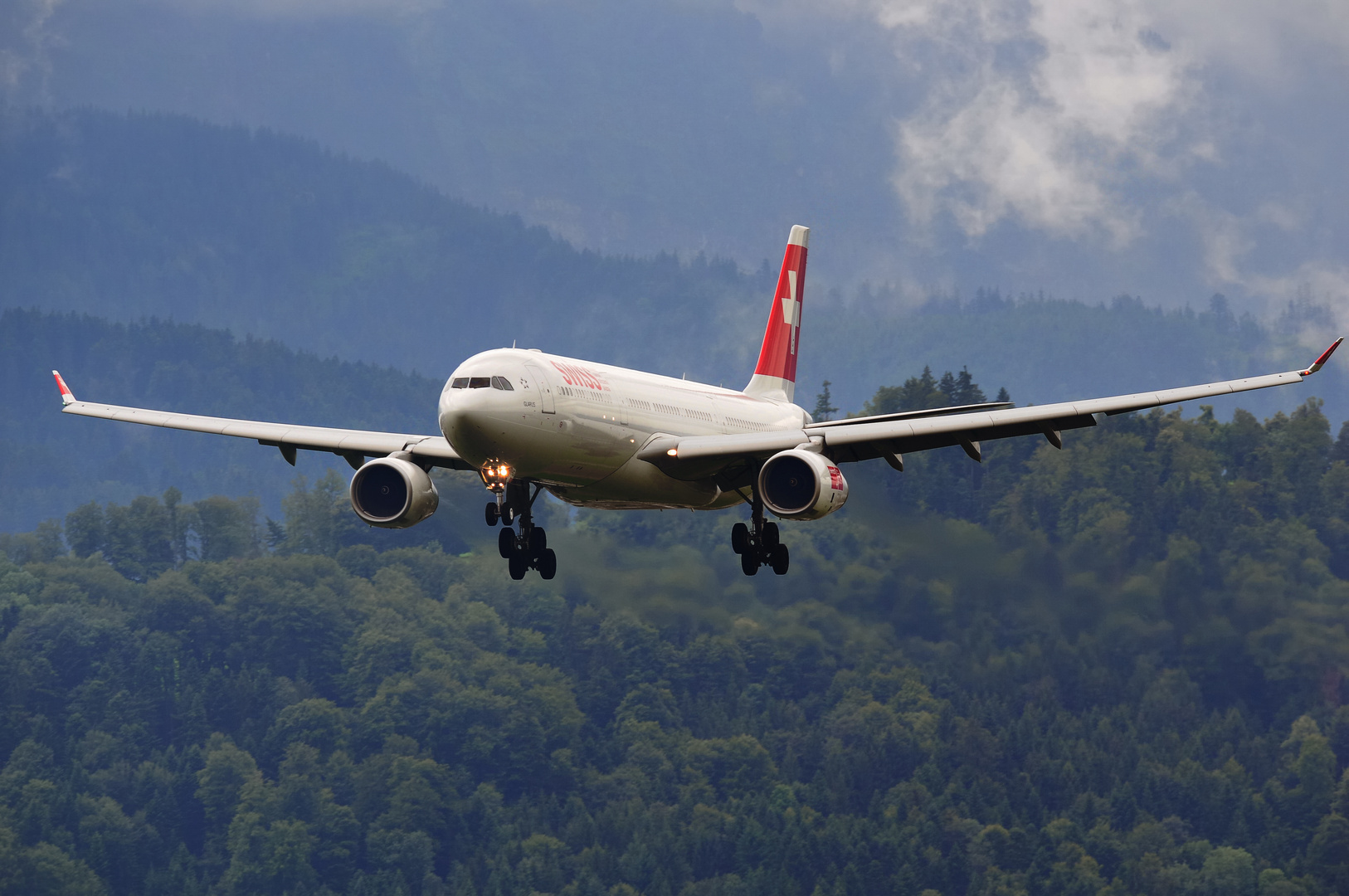 Airbus A330-343X «Glarus» im Landeanflug