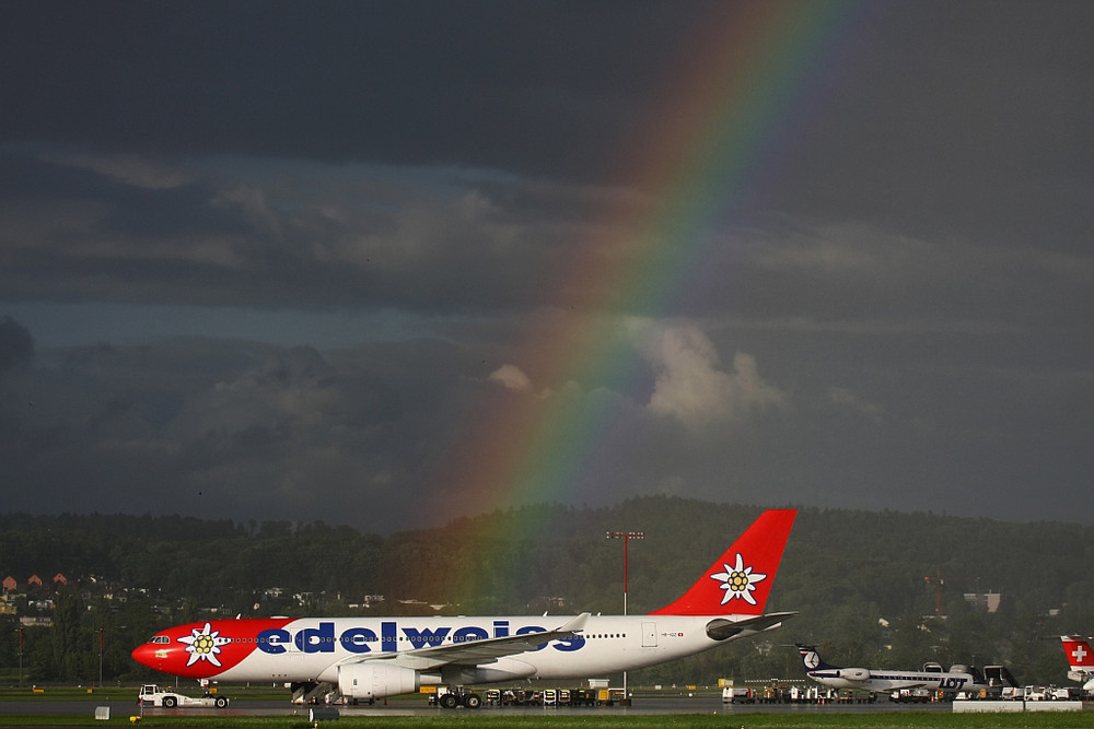 Airbus A330 der Edelweiss mit tollem Regenbogen