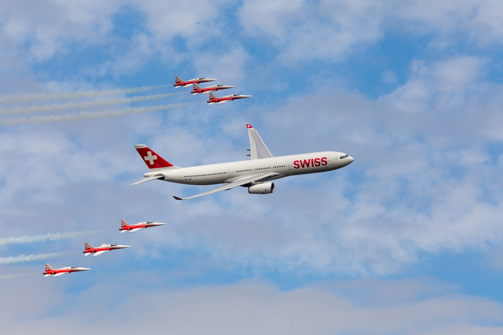 Airbus A330 in Begleitung der Patrouille Suisse