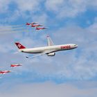 Airbus A330 in Begleitung der Patrouille Suisse