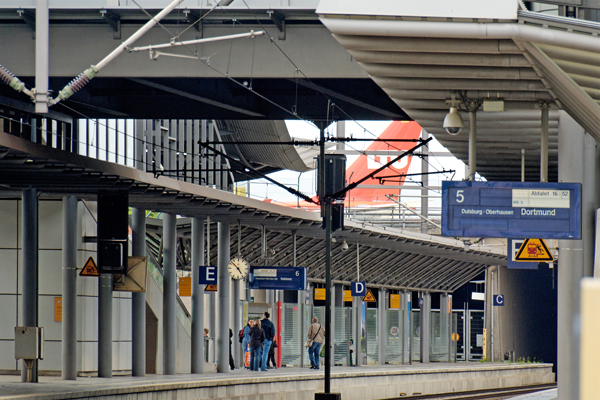 Airbus A330 LTU am Bahnhof?