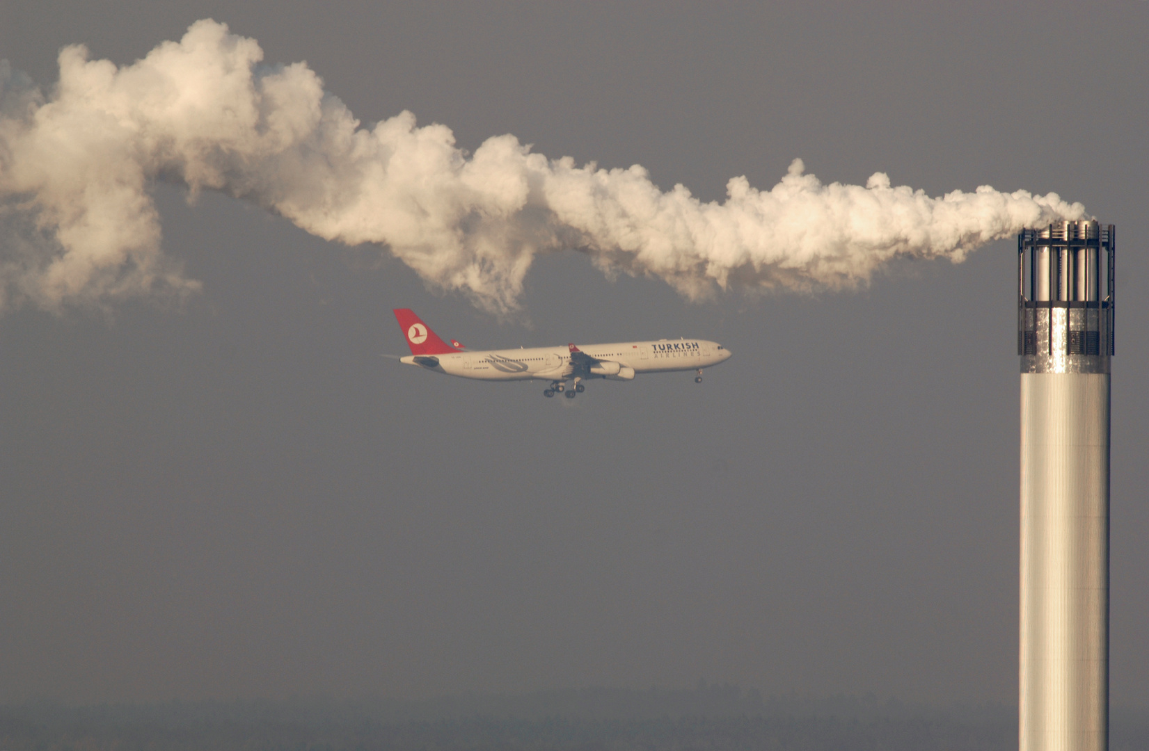 Airbus A340-313X (A343)  Anflug im Dunst der Großstadt