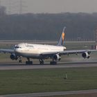 Airbus A340-313X bei der Landung in Düsseldorf