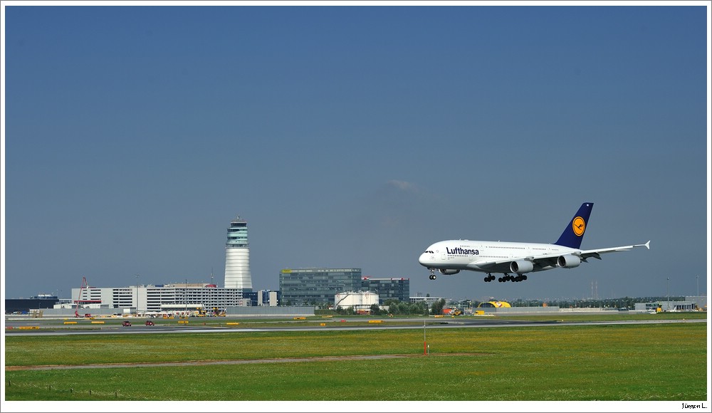 Airbus A380-800 D-AIMG in Wien (1)