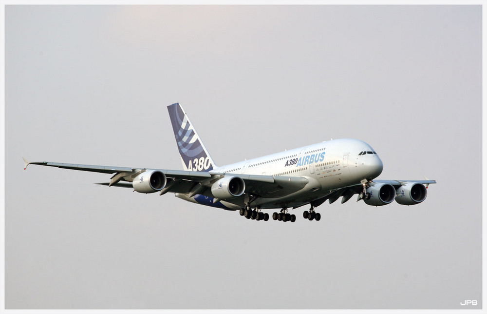 Airbus A380-800 im Anflug auf CGN