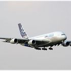 Airbus A380-800 im Anflug auf CGN