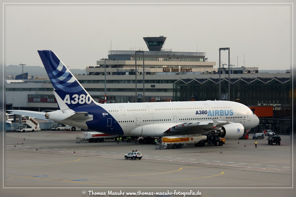 Airbus A380 an Termainal 2 Flughafen Köln / Bonn