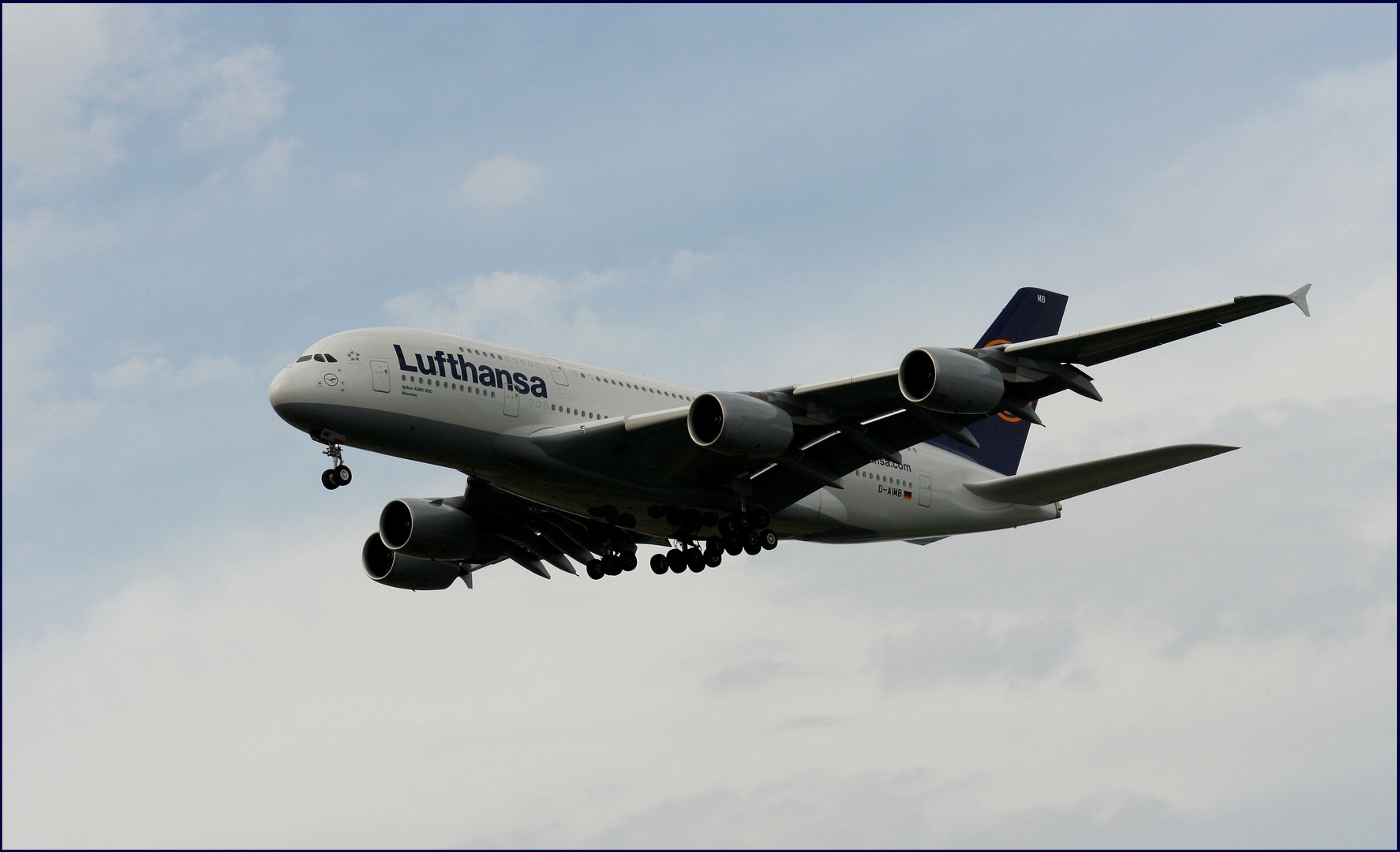 Airbus A380 im Anflug auf Stuttgart.